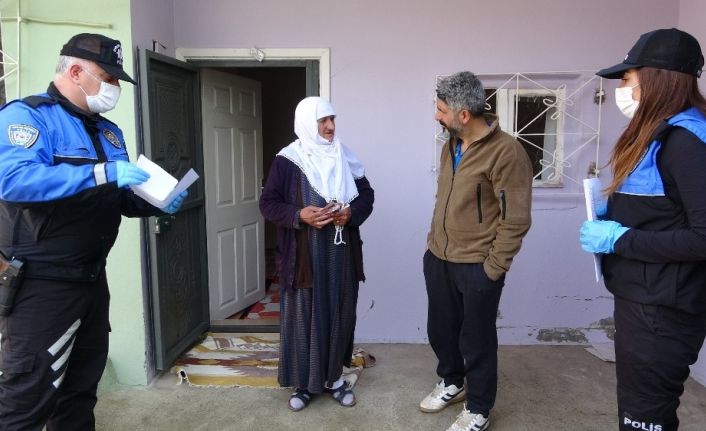 Polis ekipleri 65 yaş üstü vatandaşlar için kapı kapı geziyor