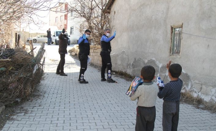 Polis ekipleri minik kardeşlerin isteğini geri çevirmedi