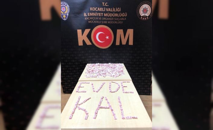 Polis ele geçirdiği sahte TAPDK bandrolleri ile ‘Evde kal’ mesajı verdi