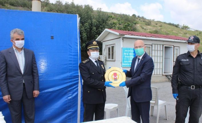 Polis noktasında pastalı kutlama
