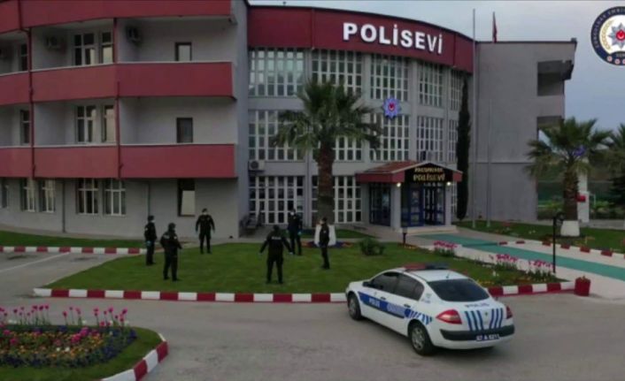 Polis, sosyal mesafeyi koruyarak zeybek oynadı