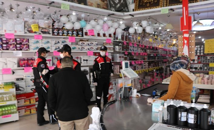 Polisler, minibüs, market ve 20 yaş altı denetim yaptı