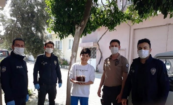 Polisten 12 yaşındaki çocuğa doğum günü sürprizi