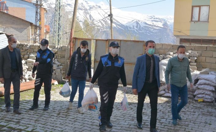 Polisten vatandaşlara yardım eli