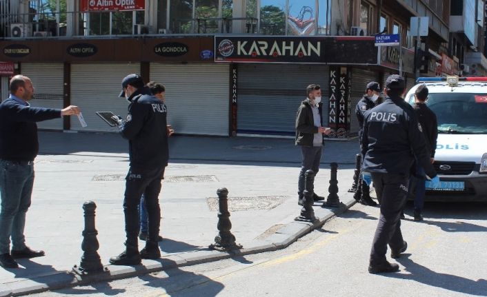 Polisten yasağa uymayanlara sosyal mesafeli ceza