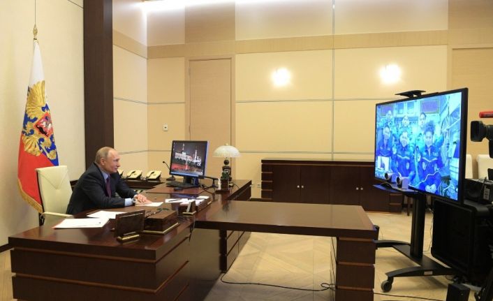 Putin, uzaydaki kozmonotlarla canlı bağlantı ile görüştü