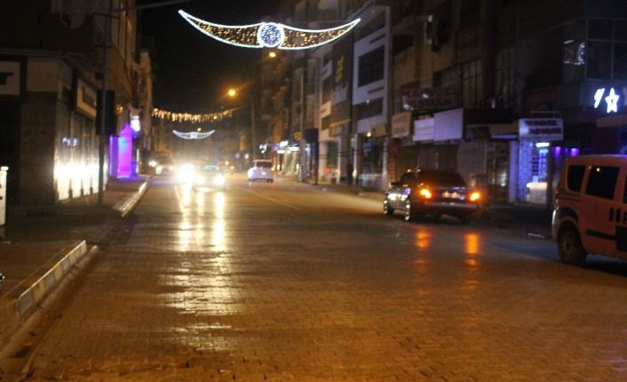 Reyhanlı’da sokağa çıkma kısıtlaması biter bitmez vatandaşlar benzin istasyonlarına ve marketlere akın etti
