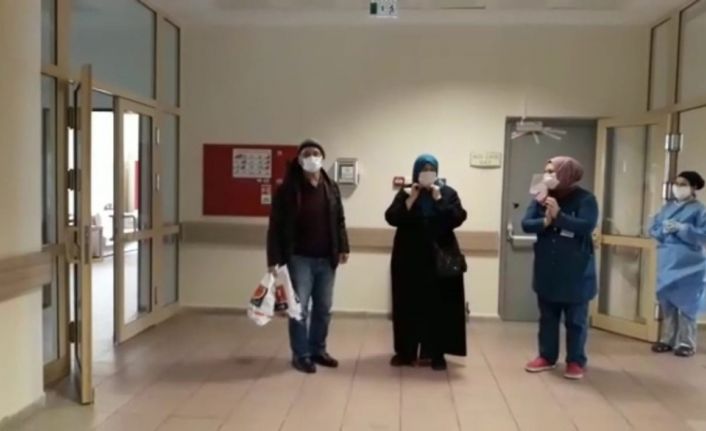 Rizeli Bayraktar çifti Korona virüs tedavilerinin ardından alkışlarla taburcu edildi
