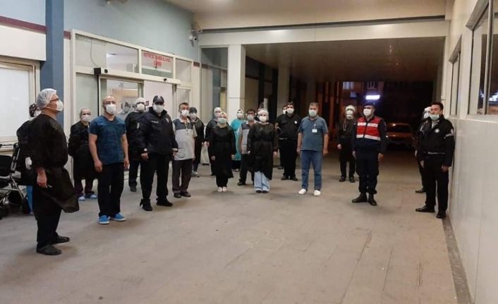 Sağlık çalışanları ve polis istiklal Marşı’nı birlikte okudu