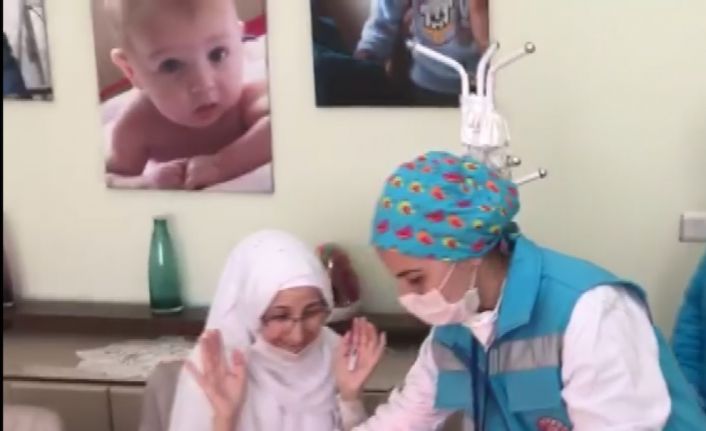 Sağlık görevlilerinden kanser hastası kadına evlilik yıldönümü sürprizi