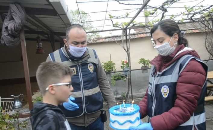 Sağlık personeli çiftin 10 yaşındaki çocuklarına polisten doğum günü sürprizi