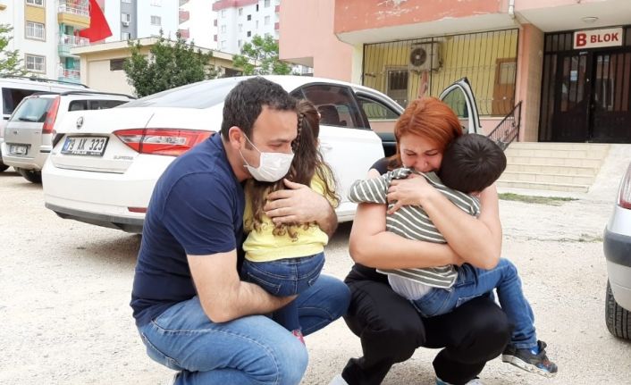Sağlıkçı anne ve baba, 1 aydır görmedikleri çocuklarına gözyaşlarıyla kavuştu