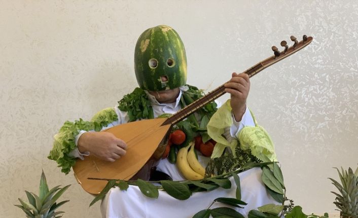 Sanatçı Aydın Aydın karpuz kabuğundan maske yapıp ‘evde kal’ mesajı verdi