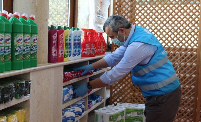 Sarıyer’deki camide korona virüsten etkilenen vatandaşlara erzak yardımı