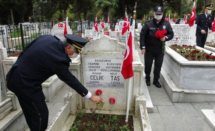 Şehitlikte koronaya karşı sosyal mesafe korunarak tören düzenlendi