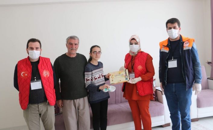 Siirtli öğrenci bilgisayar almak için biriktirdiği harçlıklarını ’Biz Bize Yeteriz’ kampanyasına bağışladı