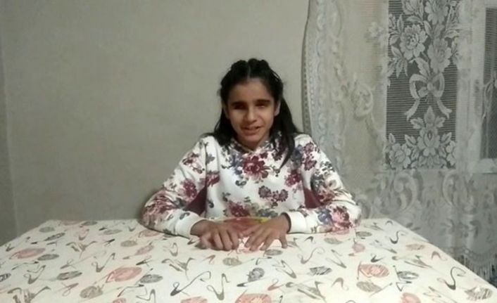 Siirt’te görme engelli Esra Nur yılda 15 kitap okuyor