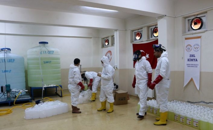 Siirt’te kimya öğretmenleri el ele verip korona virüse karşı dezenfektan üretti