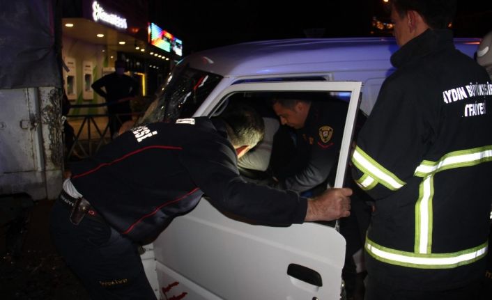 Sıkıştığı araçtan uzun uğraşlar sonucu kurtarılan sürücü hastaneye gitmemek için yalvardı