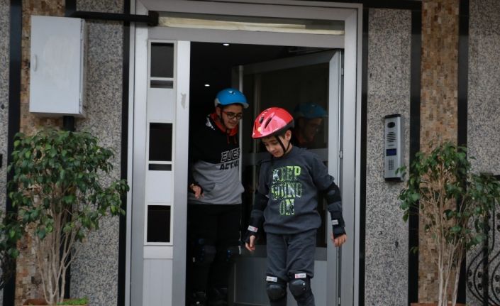 Siren sesiyle yere yatıp gündem olan patenci çocuklar o anları anlattı