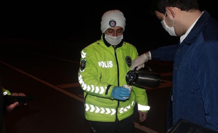 Soğuktan görev yapan polis ve sağlık çalışanlarına çay ve tatlı ikramı