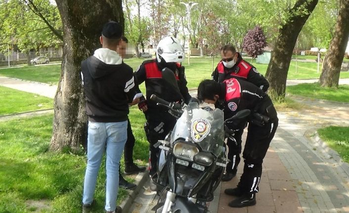 Sokağa çıkan 20 yaş altı 2 gence 3 bin 600 lira ceza