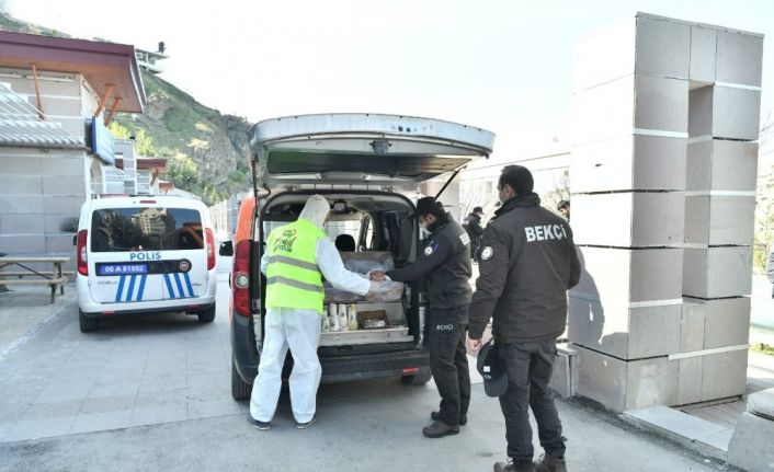 Sokağa çıkma kısıtlamasında emniyet mensuplarına çaylı, çorbalı destek