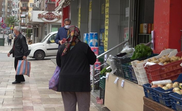 Sokağa çıkma kısıtlamasında izin saatinde vatandaşlar marketlerin yolunu tuttu