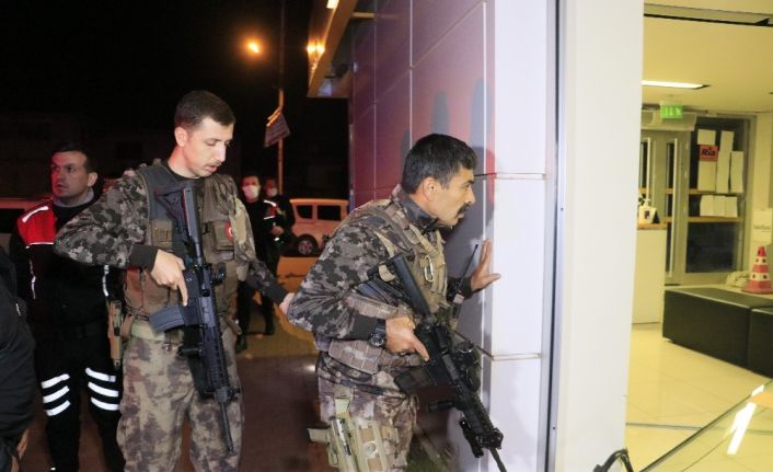 Sokağa çıkma kısıtlamasını aldırış etmeden bankaya giren hırsız, gazetecilere "Benim adım felaket" dedi