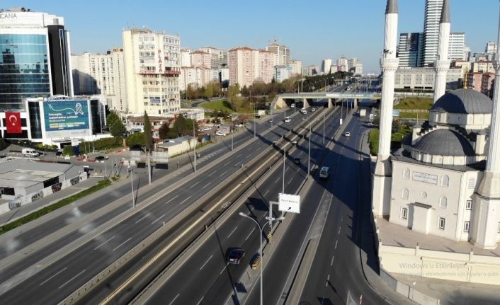 Sokağa çıkma kısıtlamasının ardından ilk sabah, yollar ve caddeler boş kaldı