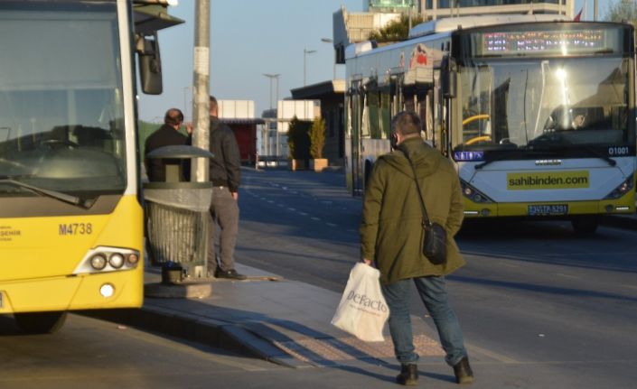 Sokağa çıkma kısıtlamasının ilk gününde işe gitmek isteyen vatandaşlar yollara çıktı