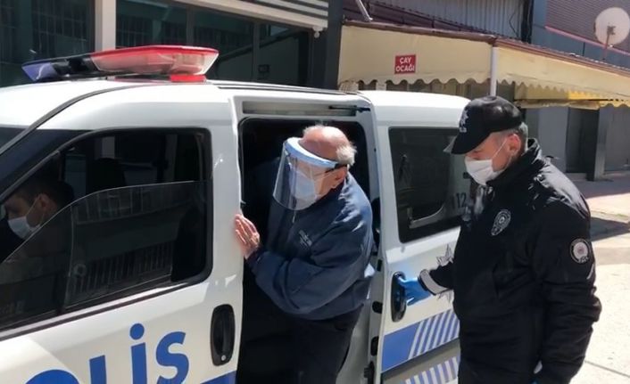Sokağa çıkma kısıtlamasının ilk gününde yaşlı adama polis ekipleri yardımcı oldu
