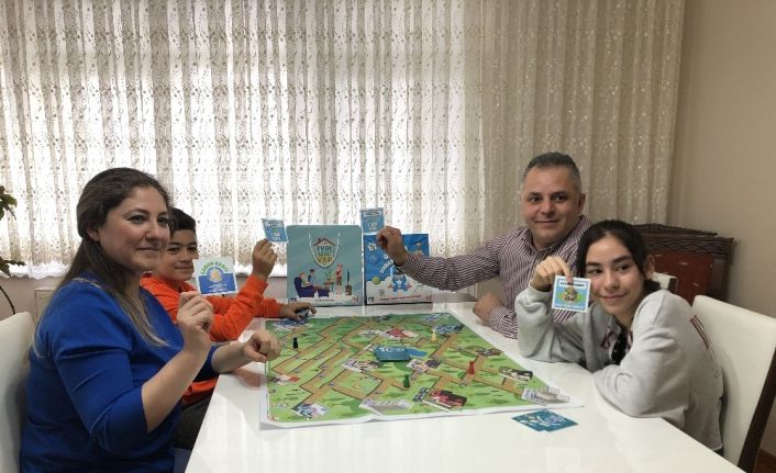 Sokağa çıkma yasağı nedeniyle evden çıkamayan çocuklara  ‘Senden Korkmuyorum Covid-19’ kutu oyunu