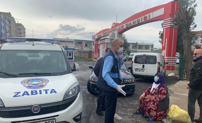 Sokağa çıkma yasağından habersiz olan 80 yaşındaki nineye Bağlar Belediyesi sahip çıktı