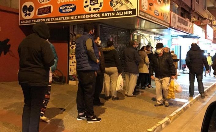 Sokağa çıkma yasağını duyan vatandaşlar fırın ve marketlere koştu
