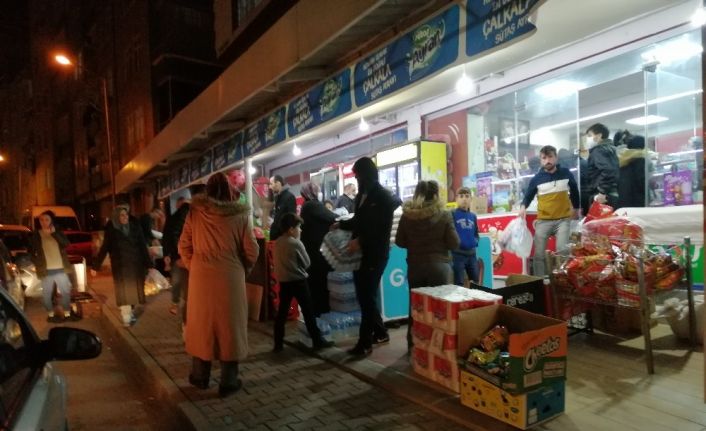 Sokağa çıkma yasağını duyan vatandaşlar market ve fırınlara akın etti