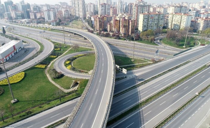 Sokağa çıkma yasağının ardından boş kalan TEM ve E-5 havadan görüntülendi
