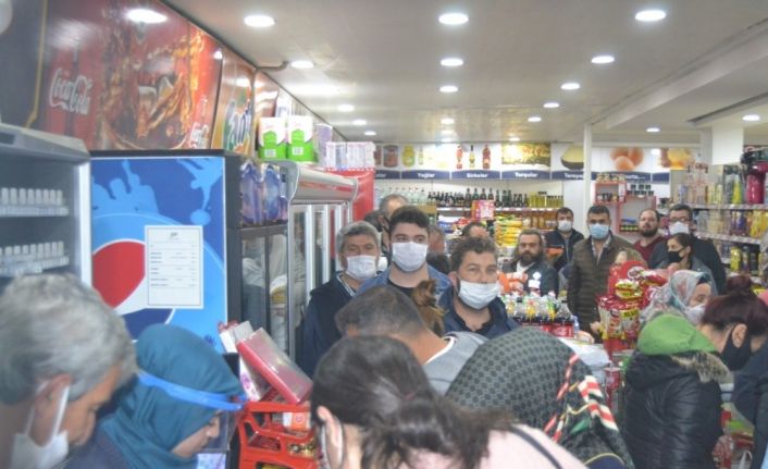 Sokağa çıkma yasağının ardından Didimliler bakkal ve marketlere akın etti