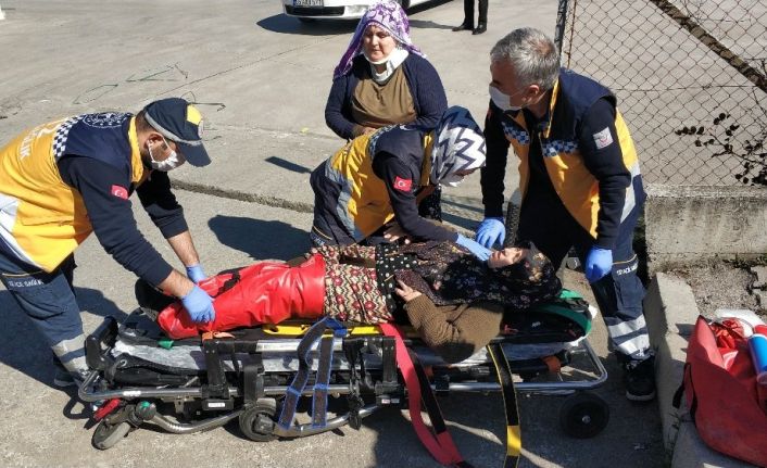 Sokağı çıkması yasak torunlarını kahvaltıya götürürken kaza yaptı: 6 yaralı