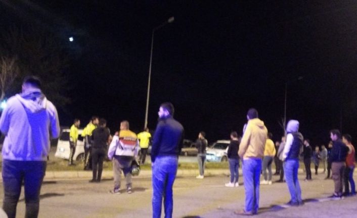 Sokak ortasında dansöz oynatarak doğum günü partisi yapan gençlere polisten baskın