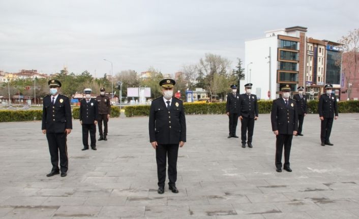 Sosyal mesafe ile Atatürk Anıtı’na çelenk sunumu yapıldı