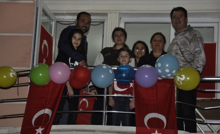 Şuhut’ta minik öğrenciler evlerinde, esnaf ise iş yerinde 23 Nisan Bayramını kutladı