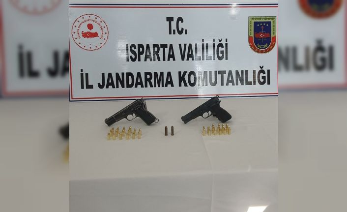 Şüpheli araçta 2 adet ruhsatsız silah ile çok sayıda tabanca fişeği ele geçirildi