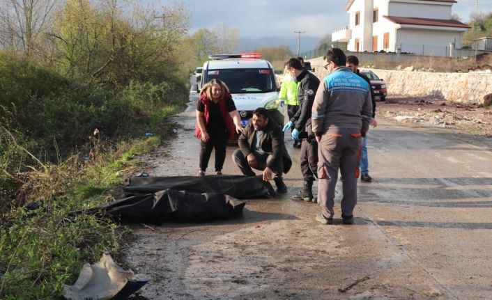 Takla atan otomobil elektrik direğini yerinden söktü: 2 ölü 2 yaralı