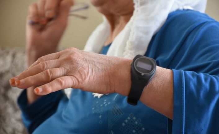 Tarsus’ta Alzheimer ve demans hastaları ile yaşlılara ‘Akıllı Bileklik’ uygulaması başladı