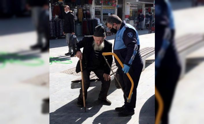 Tekkeköy’de sokağa çıkan yaşlılar evlerine götürüldü