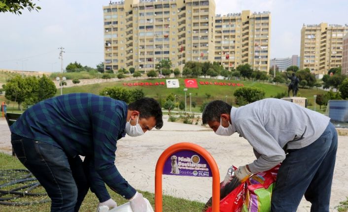 Toroslar Belediyesi, her gün sokak hayvanları için beslenme odaklarına mama bırakıyor