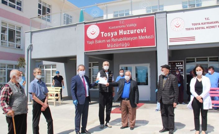 Tosya Huzurevi sakinlerinden "Biz Bize Yeteriz Türkiye" kampanyasına destek