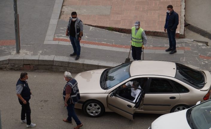 Trafik ışıklarında tartışan sürücülere 6 bin 300 lira sosyal mesafeyi ihlal cezası