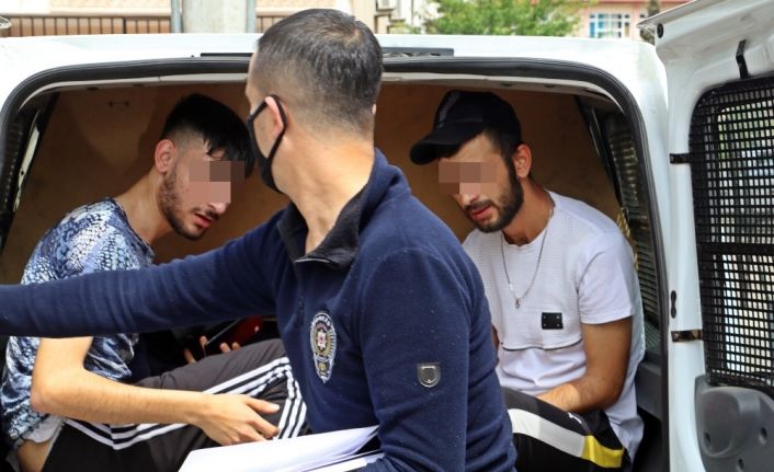 Türk bayraklı arabayla sokağa çıkıp, polisi peşinden sürükleyen gençlere ceza yağdı